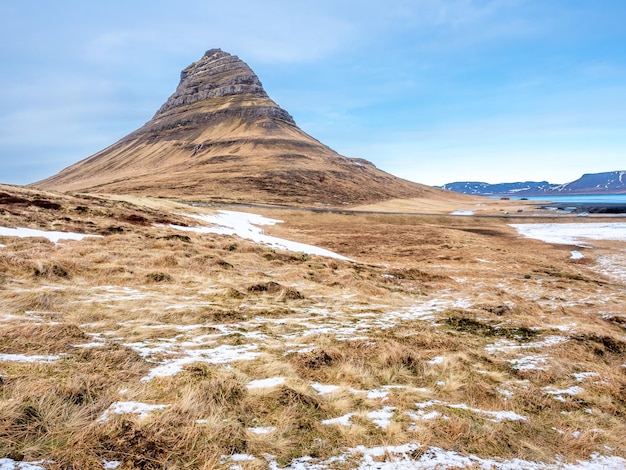 Kirkjufell oznacza górę kościelną, najpopularniejszą atrakcję Islandii