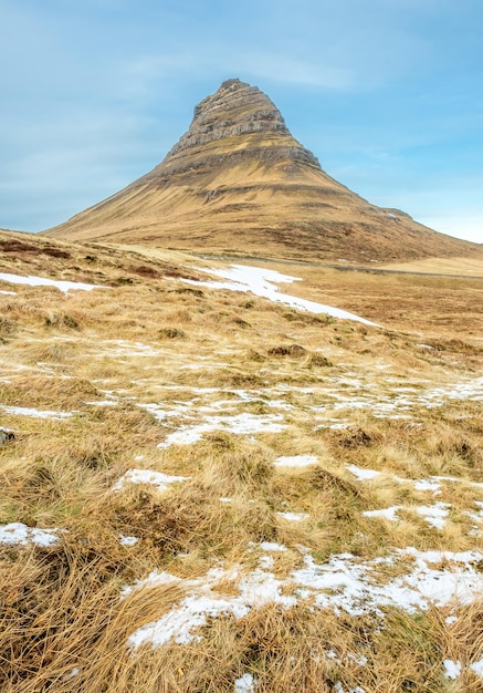 Kirkjufell oznacza górę kościelną, najpopularniejszą atrakcję Islandii