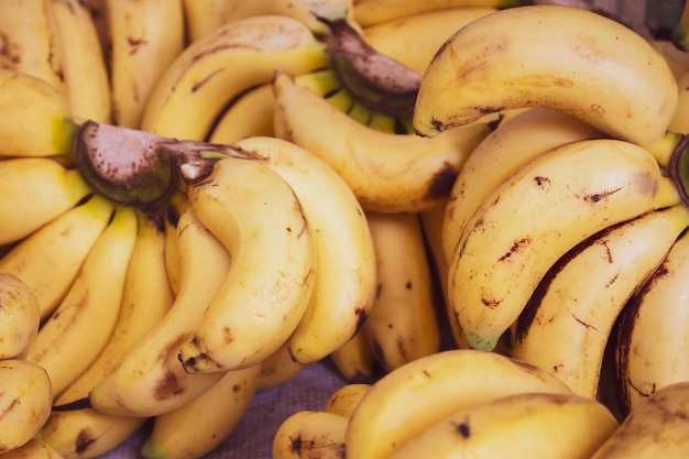 Kiść dojrzałych bananów Słodkie młode banany Targ uliczny w Azji Owoce tropikalne