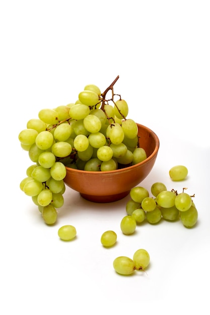 Zdjęcie kiść dojrzałych winogron w talerzu na białym tle