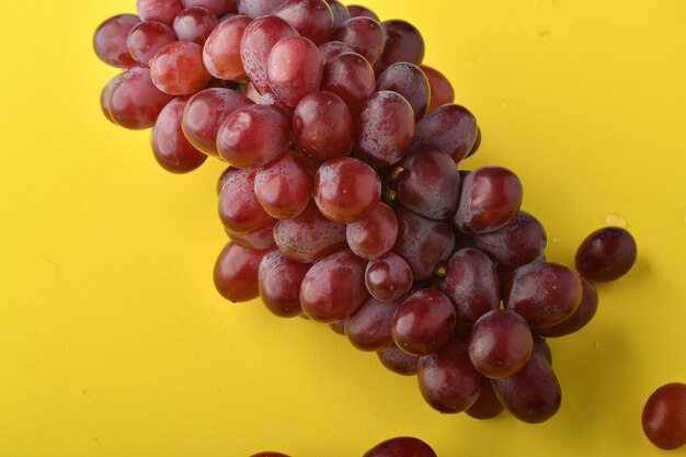 Kiść świeżych dojrzałych soczystych winogron