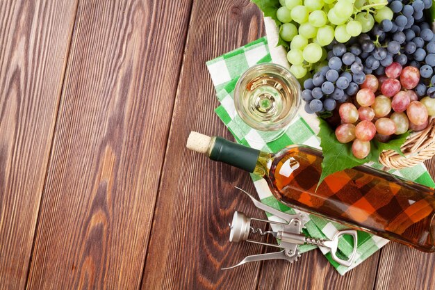 Kiść winogron białe wino i korkociąg
