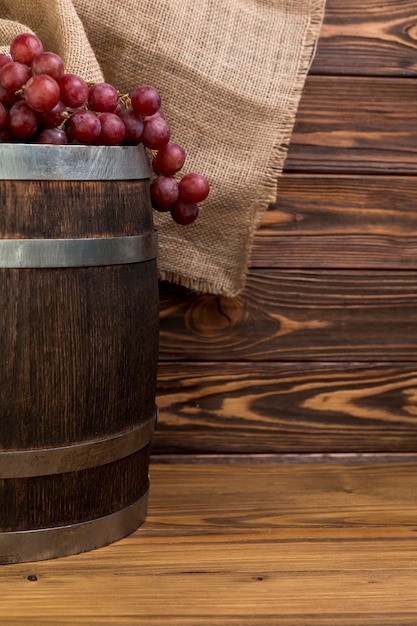 Zdjęcie kiść winogron na drewnianej beczce