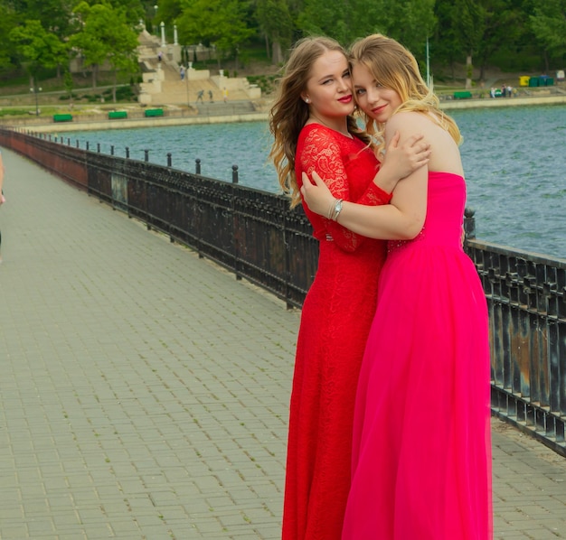 Zdjęcie kiszyniów mołdawia 05 czerwca 2020 dwie piękne dziewczyny obejmujące dziewczyny w czerwonych sukienkach
