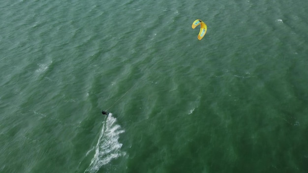 Kitesurfer w akcji z lotu ptaka z drona