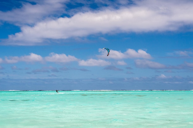 Kitesurferzy na tropikalnych plażach polinezyjskich aitutaki na wyspach kucharza