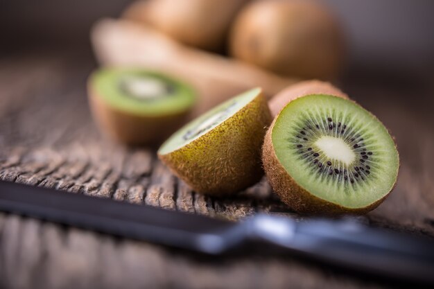 Kiwi. Kilka owoców kiwi na dębowej powierzchni drewnianej.