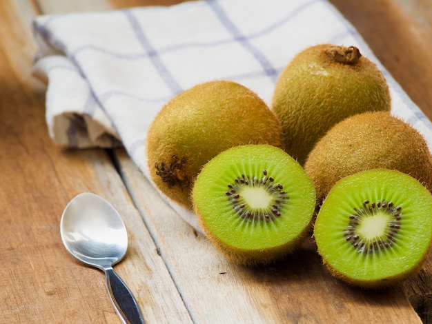 kiwi na brązowy drewniany stół