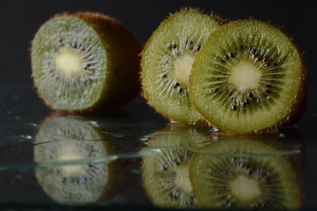 Kiwi w wodzie z bąbelkami