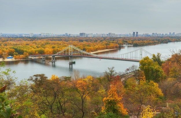 Kładka dla pieszych przez Jesienny krajobraz rzeki Dniepr Kijów