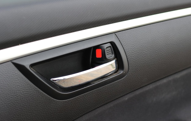 klamka z przełącznikiem, który znajduje się na drzwiach samochodu