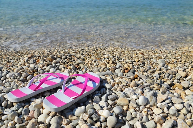 Klapki na kamienistej plaży zbliżenie Vassiliki Lefkada