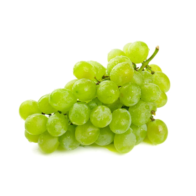 Klaster świeżych winogron na białym