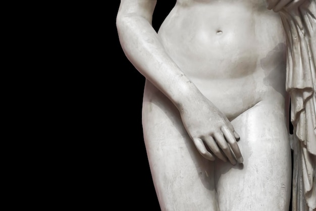 Klasyczna antyczna rzeźba kobiety w marmurze lub białym kamieniu starożytna grecka sztuka i kultura ludzka
