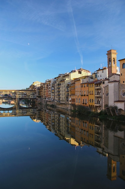 Klasyczna Architektura Stary Most We Florencji W Słoneczny Dzień Z Uderzającymi Kolorami I Intensywnymi Refleksami