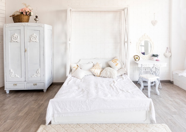 Zdjęcie klasyczna biała przestronna sypialnia