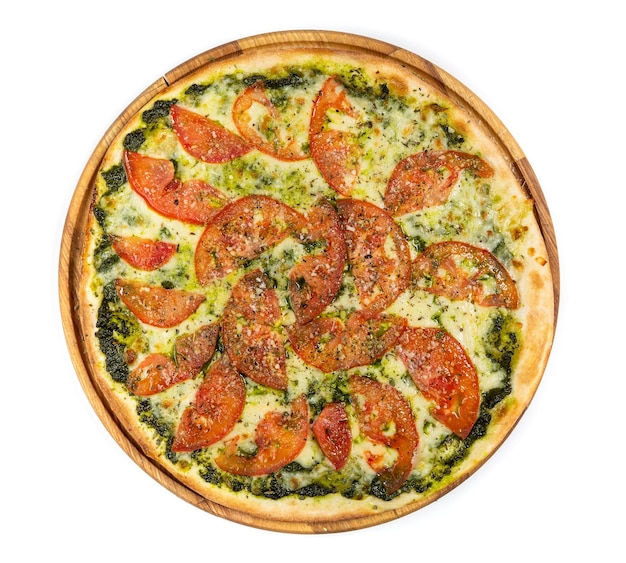 Klasyczna cienka pizza margarita na białym tle