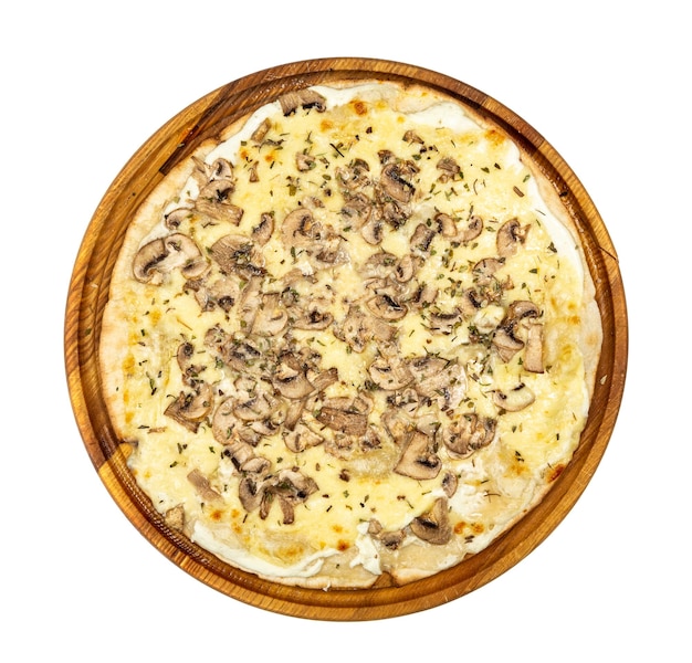 Klasyczna cienka pizza z mozzarellą feta i pieczarkami na białym tle