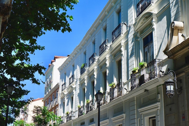 Klasyczna fasada w jasnych pastelowych kolorach w dzielnicy Chueca w centrum Madrytu, Hiszpania