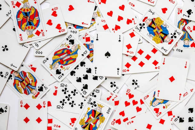 Klasyczna gra w karty do gry ułożona na stole. białe tło