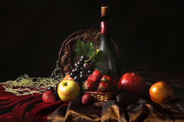 Klasyczna holenderska martwa natura z zakurzoną butelką wina i owocami w ciemności