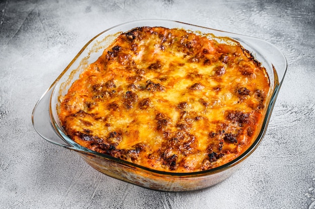 Klasyczna lasagne z sosem bolońskim w naczyniu do zapiekania. Białe tło. Widok z góry.