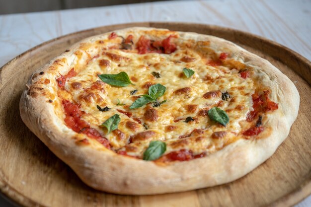 Klasyczna pizza margherita z mozzarellą i bazylią przygotowana w domu