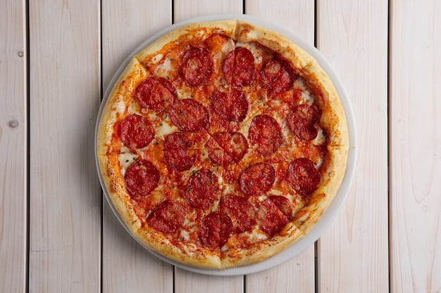 Klasyczna pizza pepperoni na drewnie