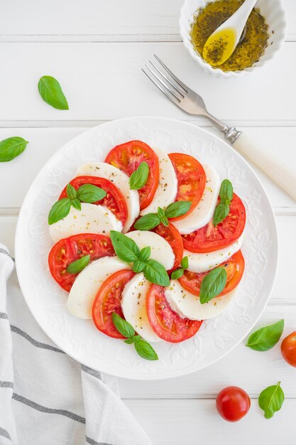 Klasyczna sałatka caprese z pomidorami z serem mozzarella i bazylią Przestrzeń kopii z widokiem z góry