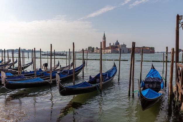 Klasyczna scena Wenecji z łodziami po kanałach i historyczną architekturą
