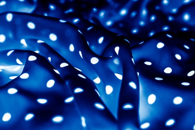 Klasyczna tekstura tła tekstylnego w kropki białe kropki na niebieskim luksusowym wzorze tkaniny