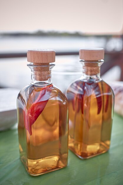 Klasyczna ukraińska nalewka alkoholowa z ostrą papryczką chili Mocny alkohol Naturalny środek na bazie alkoholu do stymulowania koncepcji wzrostu Wysokiej jakości zdjęcie