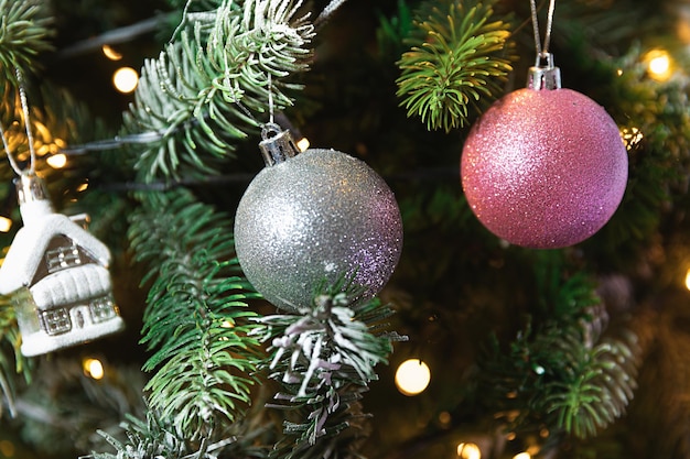 Klasyczne Boże Narodzenie Nowy Rok udekorowane Noworoczne drzewo z różowym srebrnym ornamentem ozdoby zabawka i piłka oraz nieostre światła wiankowe Nowoczesny klasyczny projekt świąteczny Wigilia w domu
