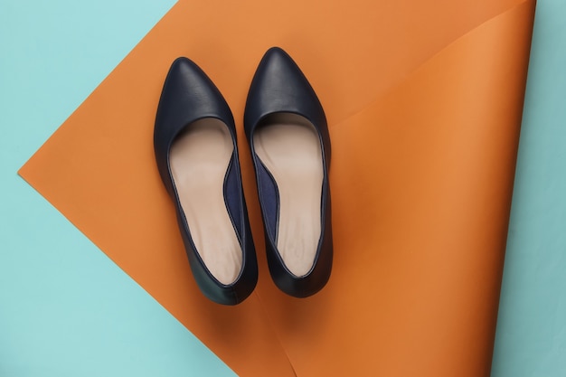 Zdjęcie klasyczne damskie buty na obcasie na niebiesko brązowym papierze