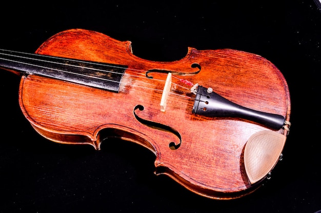 Klasyczne drewniane skrzypce w stylu vintage
