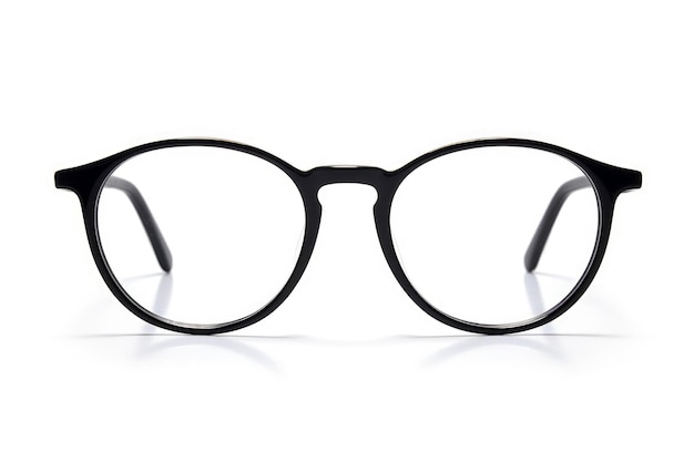klasyczne i nowoczesne okulary na izolowanym białym tle