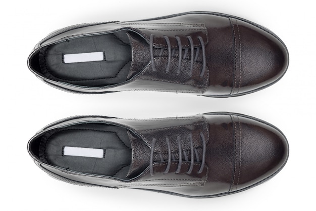 Klasyczne męskie skórzane buty na białym tle na widok z góry biały.