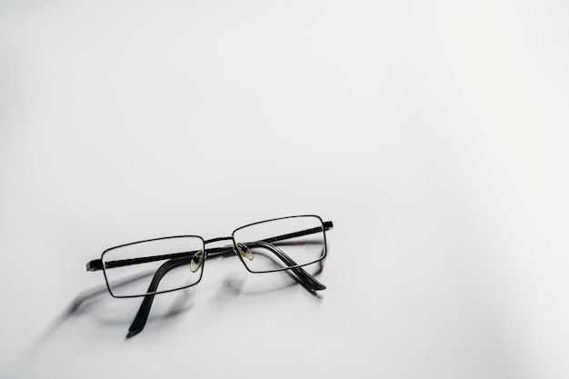klasyczne okulary do widzenia na białym tle