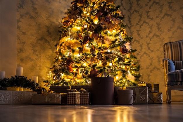Klasyczne zielone drzewko ozdobione świątecznymi zabawkami.