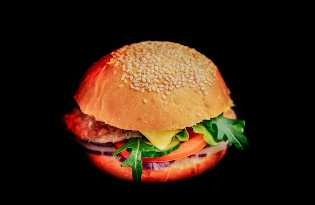 Klasyczny amerykański burger wołowy Świeży smaczny burger na białym tle na ciemnym tle