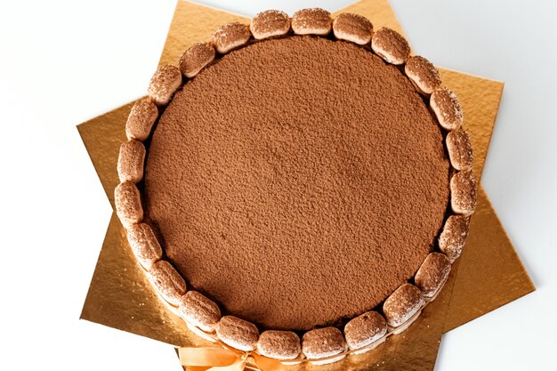 Klasyczny biszkopt tiramisu z kakao, domowe ciasta. Ciasto Tiramisu z bliska.