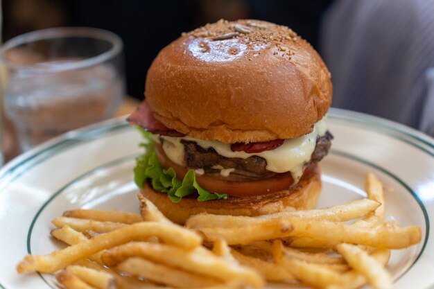 Klasyczny Cheeseburger na Bułce Brioche ze zdrową żywnością warzywną