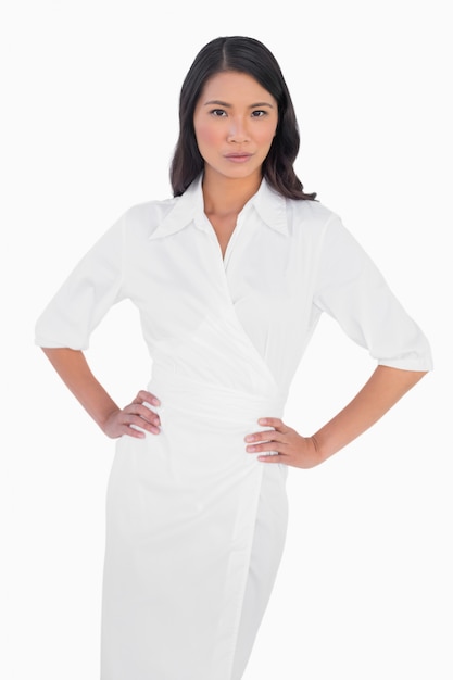 Klasyczny, ciemnowłosy model z białą sukienką