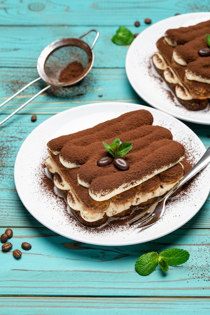 Klasyczny deser tiramisu na podłoże drewniane