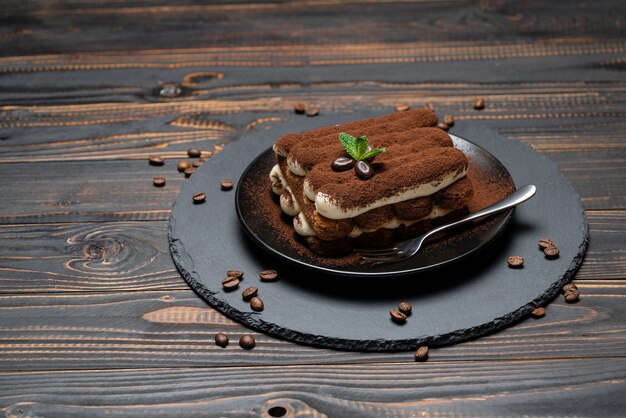 Klasyczny deser tiramisu na talerzu ceramicznym