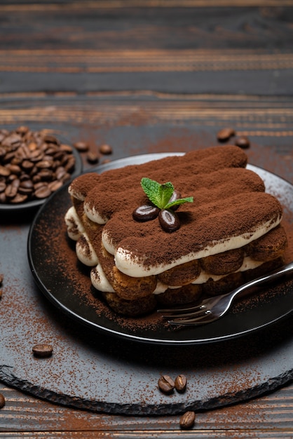 Klasyczny deser tiramisu na talerzu ceramicznym