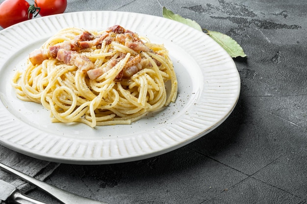 Klasyczny Domowy Makaron Carbonara Włoski Z Jajkami Boczek Parmezan Na Szarym Kamiennym Tle Z Miejscem Na Kopię