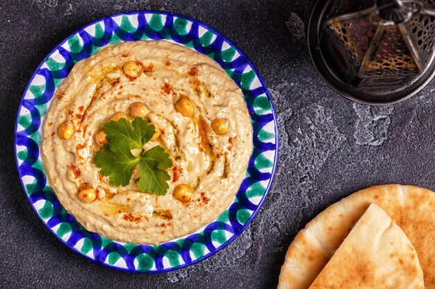 Klasyczny hummus na talerzu.