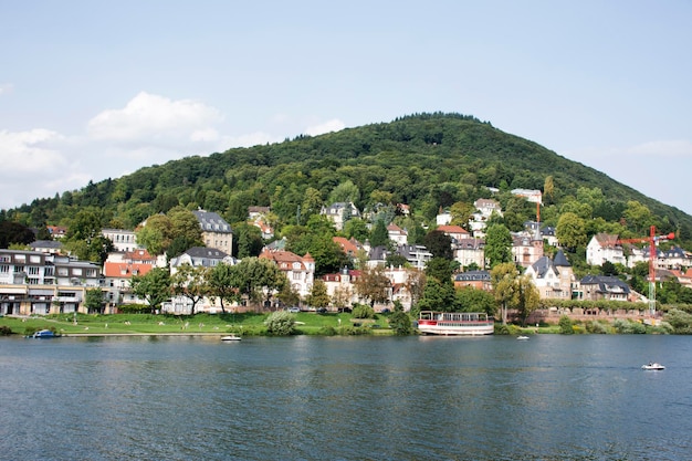 Klasyczny i nowoczesny budynek dla osób mieszkających nad rzeką Neckar w pobliżu placu Heidelberger i zamku w Heidelbergu 27 sierpnia 2017 r. w Heidelbergu w Niemczech