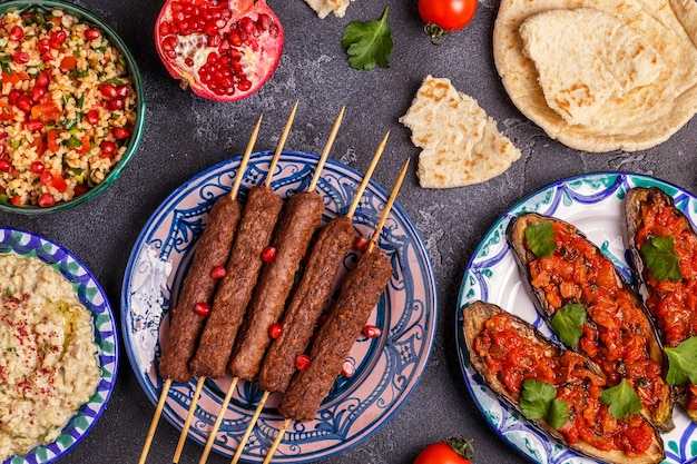 Klasyczny kebab Sałatka z tabbouleh baba ganush i pieczony bakłażan z sosem